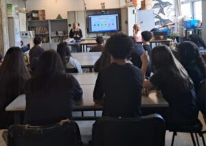 Policía Comunitaria realizó jornada educativa sobre seguridad y uso responsable de la tecnología en el Liceo N.º 5 de Maldonado