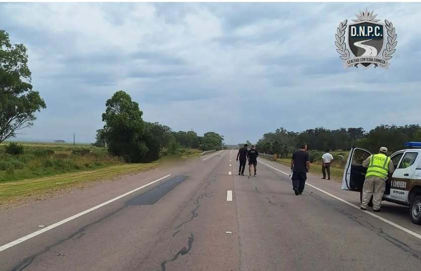 Móvil de Policía Caminera en Ruta 9 durante un operativo de tránsito en Rocha