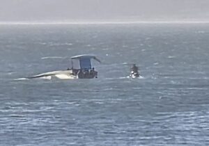 Playa Mansa: guardavidas rescató a cinco personas tras el vuelco de un catamarán frente a Parada 3