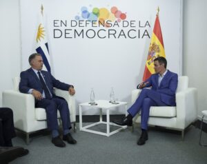 Orsi en España: participó en la cumbre por la democracia y mantuvo reuniones con Sánchez, Sheinbaum y Petro