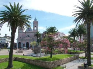 Quieren que la plaza San Fernando sea un espacio libre de humo y alcohol en Maldonado