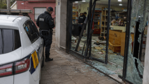 Hombre fue formalizado por destrozar un comercio en Maldonado y quedó con restricciones por 120 días