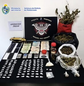 Operación Troya: tres detenidos, droga incautada y una moto recuperada en Maldonado y San Carlos