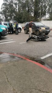 Motociclista fue trasladada tras chocar con un vehículo en Burnett y Sarandí