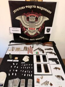 Operación Bastión en Maldonado: cinco allanamientos, armas, drogas y cuatro condenados