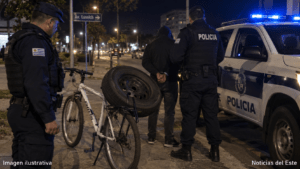 Huyó en bicicleta con una rueda robada de una camioneta: fue condenado en Maldonado